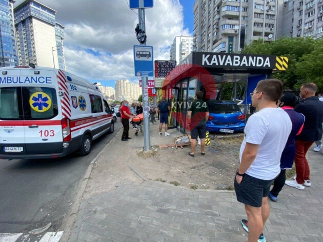 У Києві автомобіль влетів у кав’ярню: подробиці, фото та відео