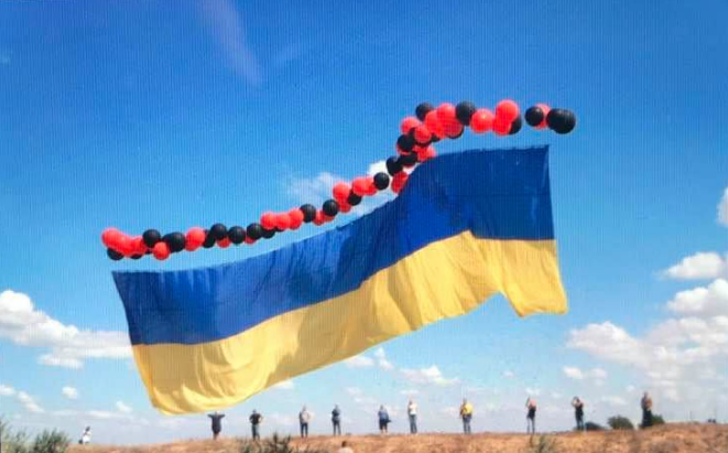 Активісти на кордоні з окупованим Кримом запустили в небо український прапор