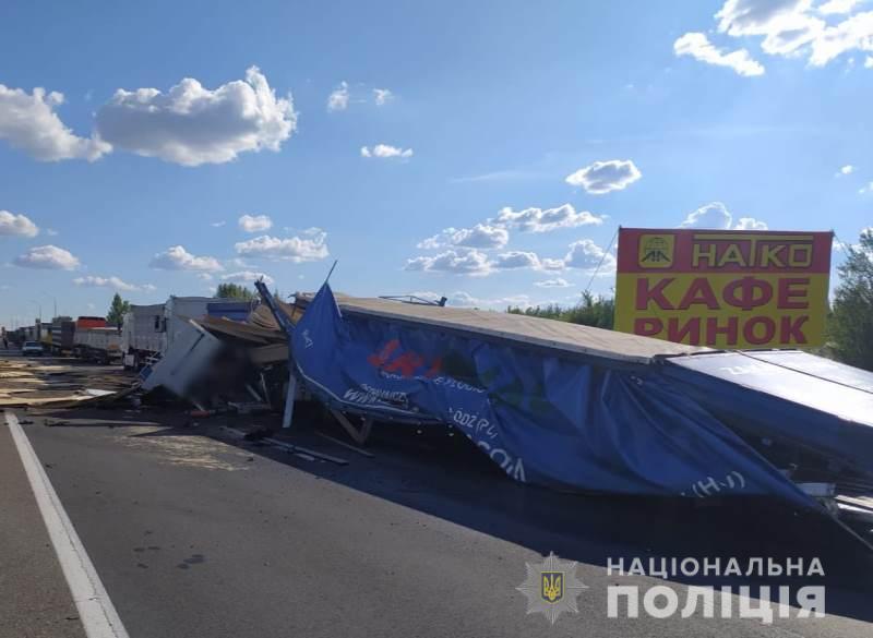 На трасі Київ-Одеса зіткнулись дві фури, є загиблі: фото