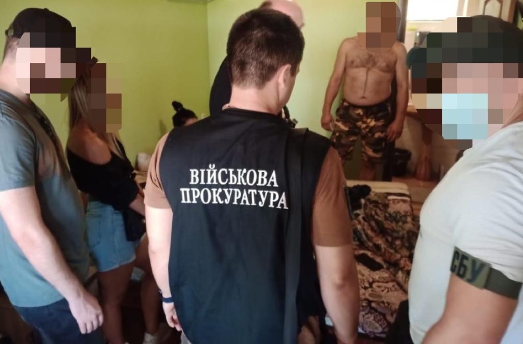 1 мільйон гривень “відкату” за постачання захисних масок для військових: затримано чиновника Медсил ЗСУ