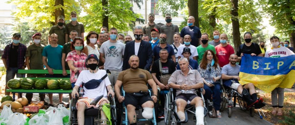 Україна пам’ятає подвиг своїх захисників – подружжя Порошенків відвідало у госпіталі розвідника, який намагався врятувати морпіха Журавля