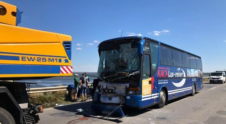 Під Одесою в ДТП потрапив автобус, що їхав у Польщу: подробиці і фото