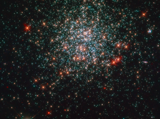 Неймовірна краса у сузір’ї Столова Гора: телескоп Hubble сфотографував нове зоряне скупчення