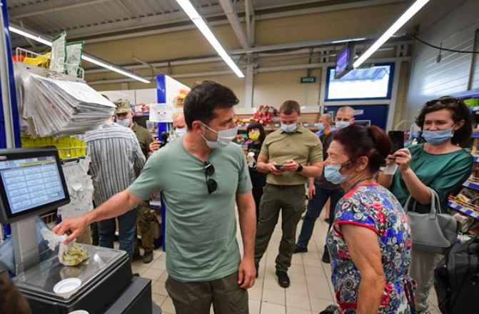 “Купив кави і солодощів”: Зеленський прозвітував про візит на прифронтовий Донбас