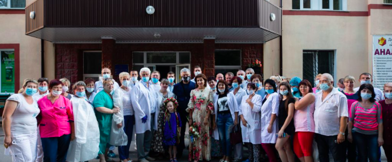 У Вінницькій ЦРЛ, яка отримала 3,5 тисячі костюмів від Порошенка, не захворів жоден працівник — головлікар