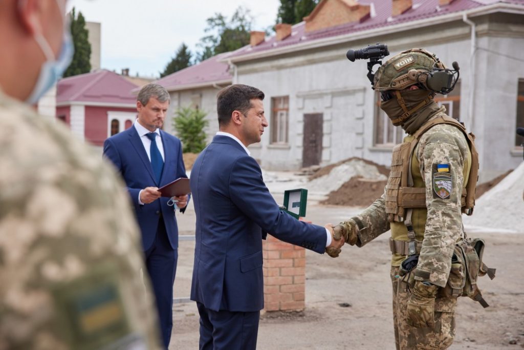 Бійці полку ССО подарували Зеленському комікси і символіку їхньої частини