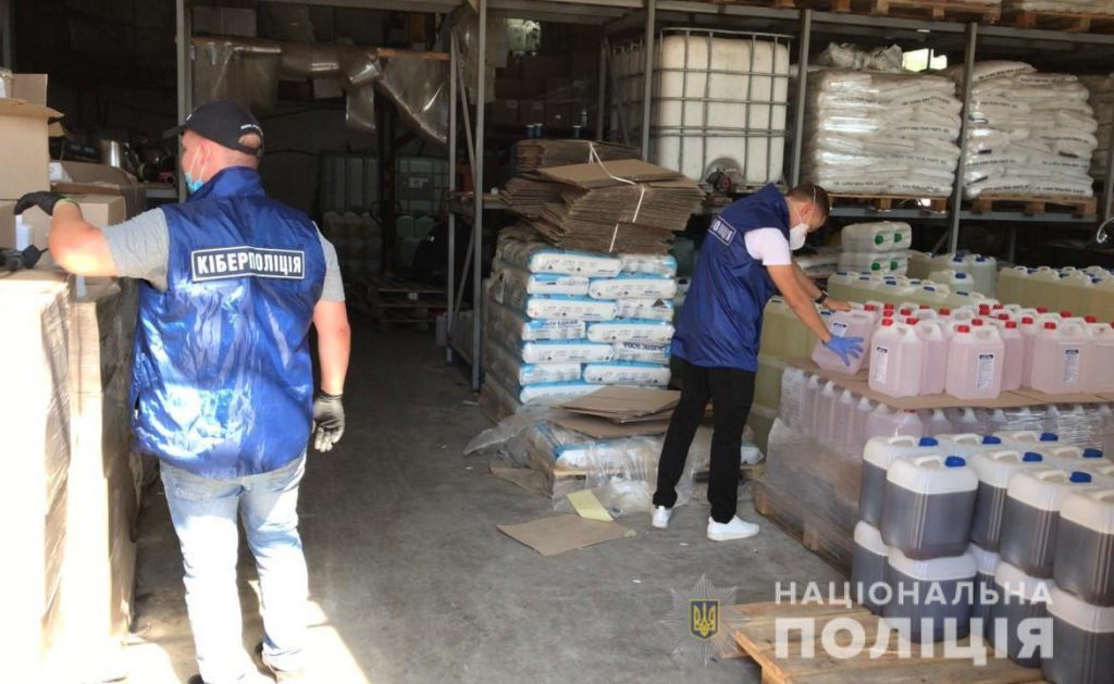 Виготовляли та продавали: у Києві місцеві жителі до миючих засобів додавали соляну кислоту