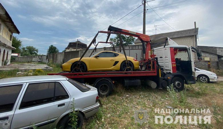 За допомогою евакуатора: в Києві чоловік викрав Porsche