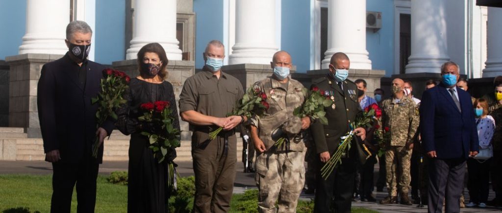 Петро та Марина Порошенки вшанували пам’ять воїнів, загиблих на фронті