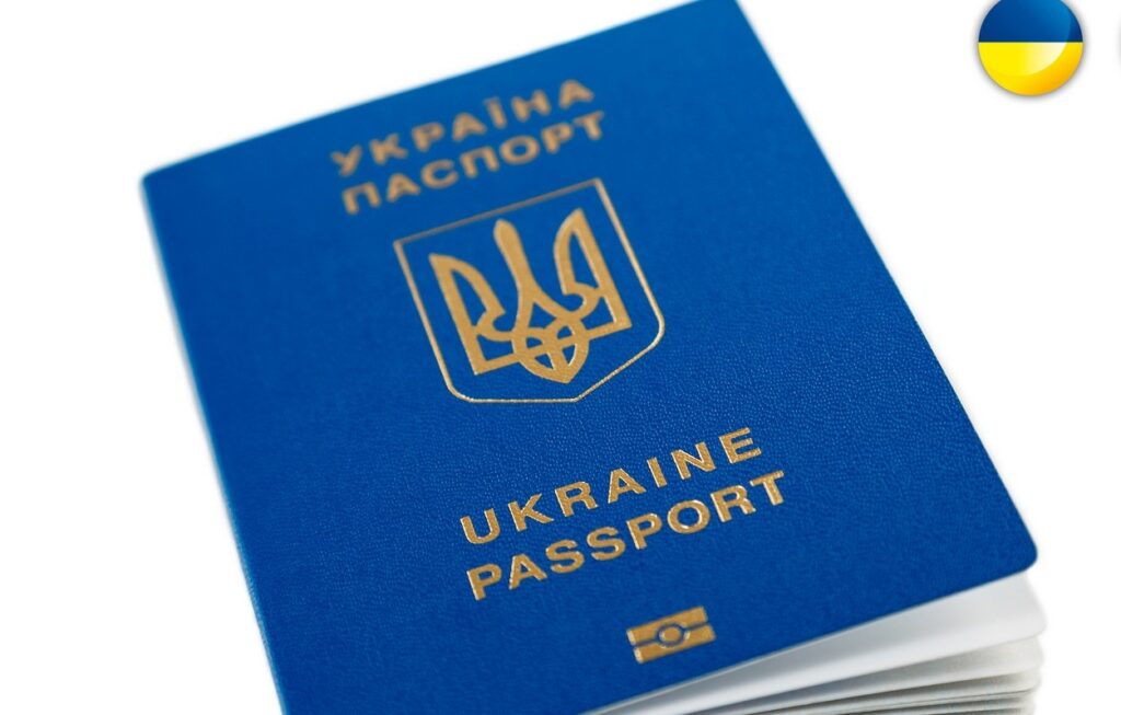 Уряд постановив не видавати паспорти чоловікам призовного віку за кордоном без військових документів