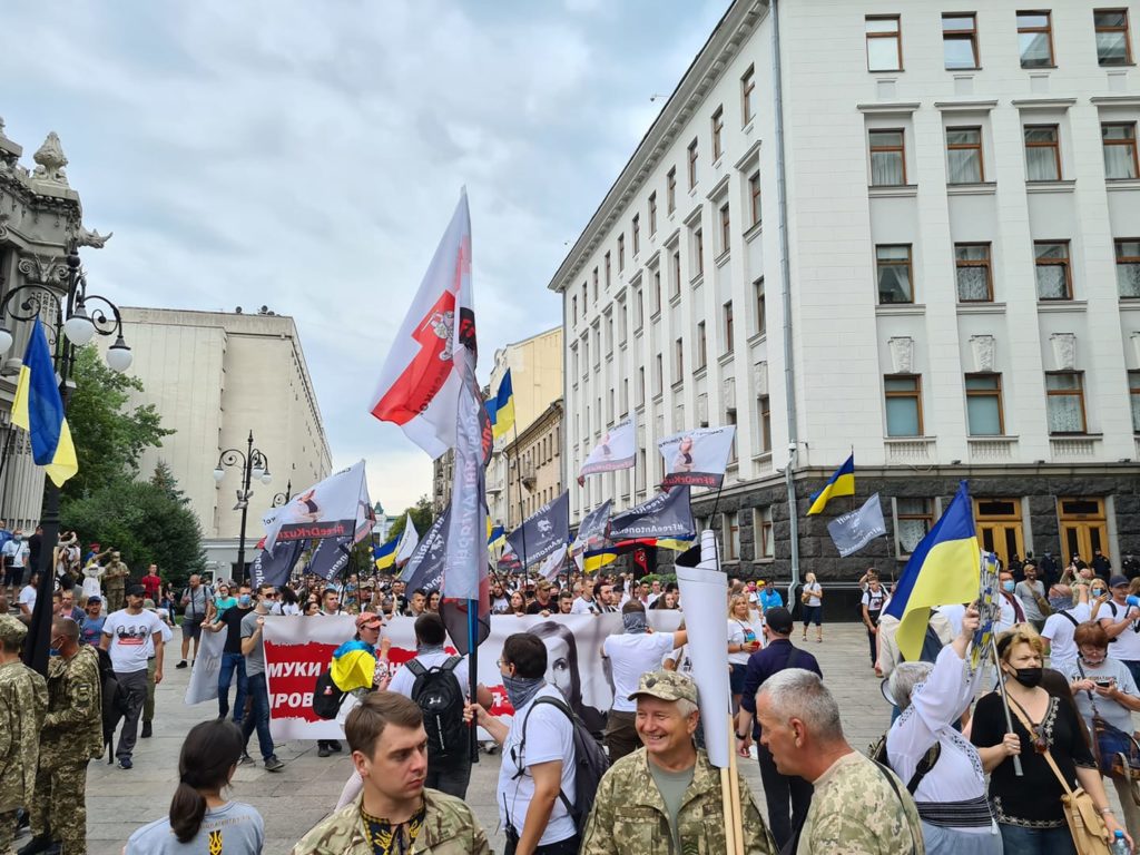 Тисячі людей прийшли під Офіс Зеленського: вимагали звільнити Антоненка та інших політв’язнів