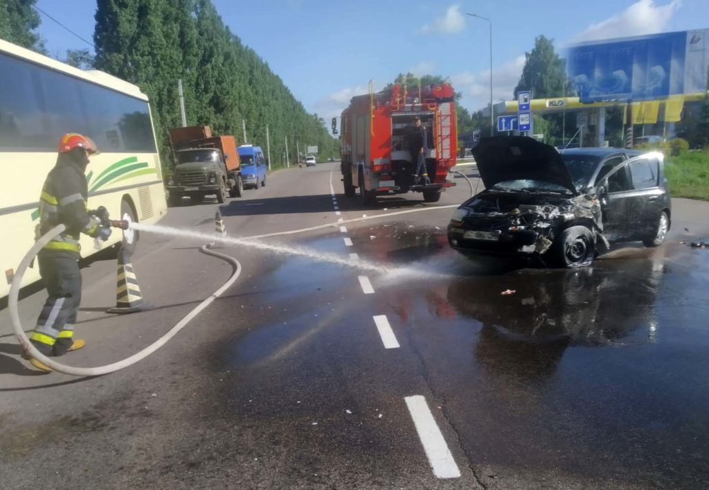 На Київщині внаслідок ДТП загорівся автомобіль, є постраждалі: фото та відео