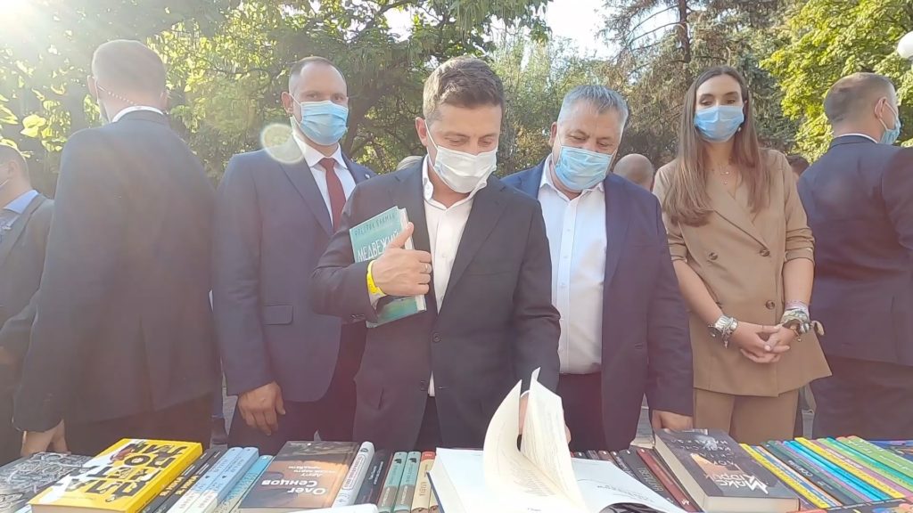 Зеленський відвідав книжкову “Толоку: купив книгу московського видавництва