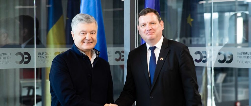 Посол Латвії подякував Порошенку за зміцнення української армії, обговорили і атаки влади на “Прямий” канал