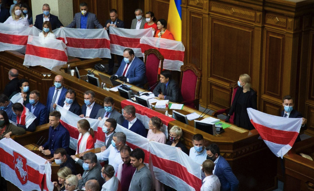 Сябры, Україна з вами: народні депутати розгорнули біло-червоні-білі прапори Білорусі у Верховній Раді