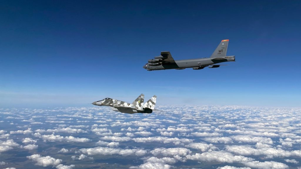 Бомбардувальники США В-52 виконували над Чорним морем роль приманки – Forbes