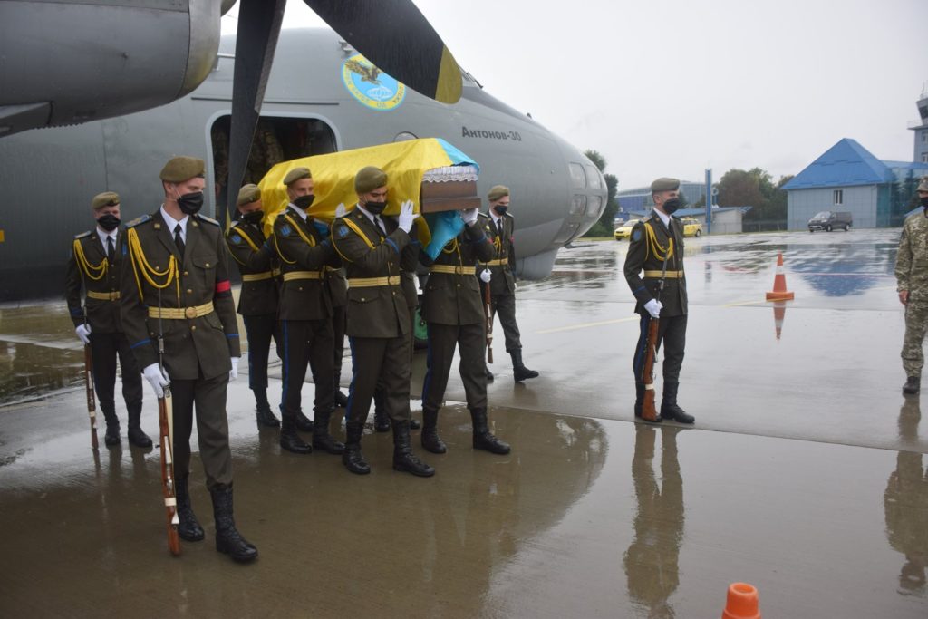 Авіакатастрофа АН-26: в аеропорту Львова зустріли тіло загиблого Віталія Вільхового
