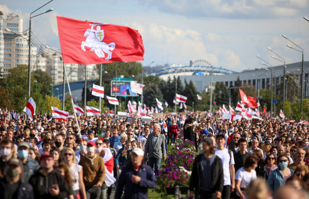 У Білорусі тривають масові акції протесту, міліція відкрила вогонь у повітря: фото і відео