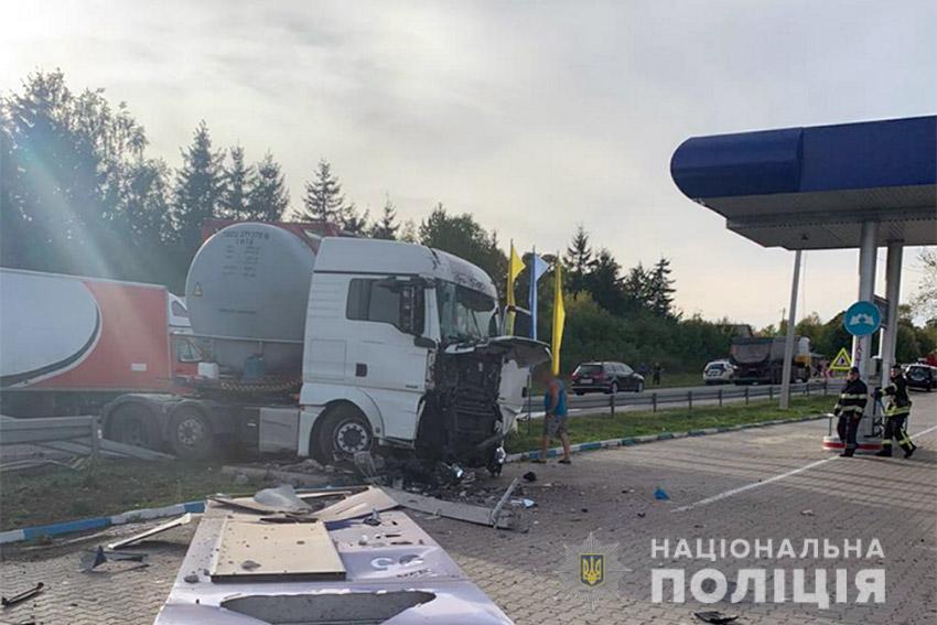 Моторошна ДТП на Хмельниччині: легковик зіткнувся з вантажівкою, є багато постраждалих