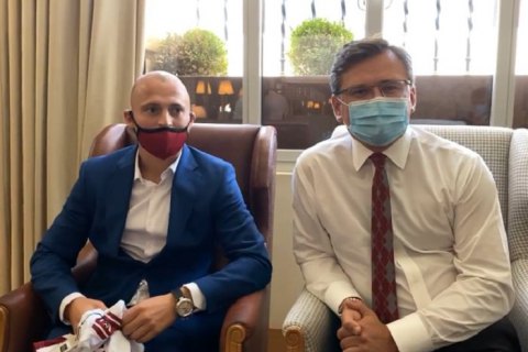 Україна з вами: Кулеба зустрівся в Іспанії з футболістом Зозулею