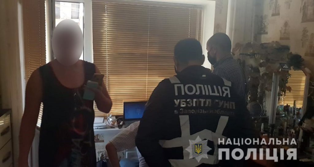 У Запоріжжі 46-річна жінка розповсюджувала дитячу порнографію: фото