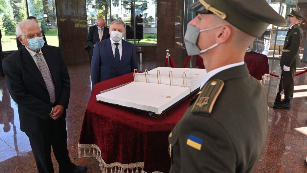 Співпраця України та ЄС у галузі безпеки: про що домовились Боррель та міністр Таран