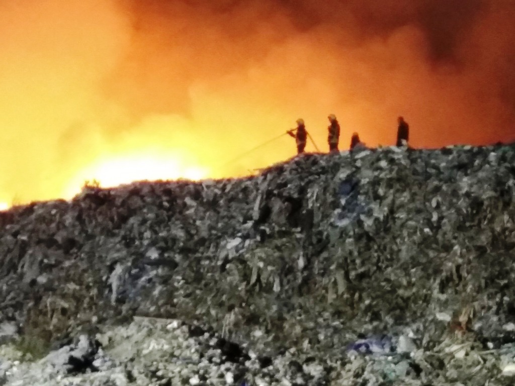 У Житомирі ліквідовують масштабну пожежу на звалищі побутових відходів: фото