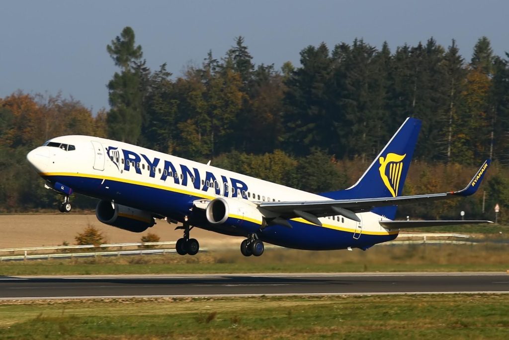 Ryanair скасував майже всі рейси з України: повний перелік