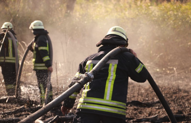 У Києві через пожежу на сміттєзвалищі низка районів опинилися в диму: фото