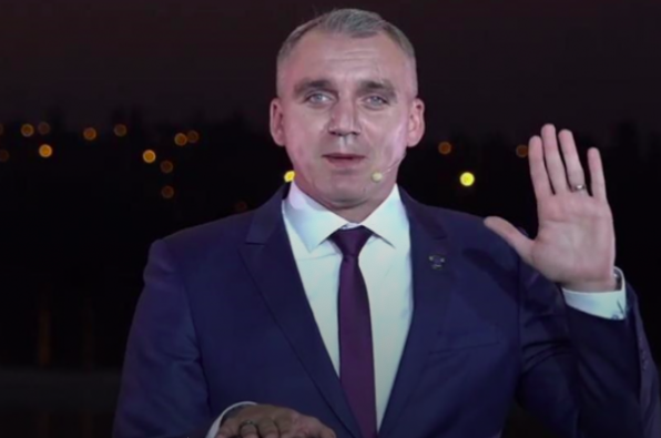 Мер Миколаєва поклявся на Біблії, що не має підприємств з виготовлення плитки: відео