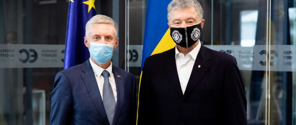 Порошенко обговорив з Послом Литви ситуацію з позбавленням ліцензії радіо “Прямий FM”