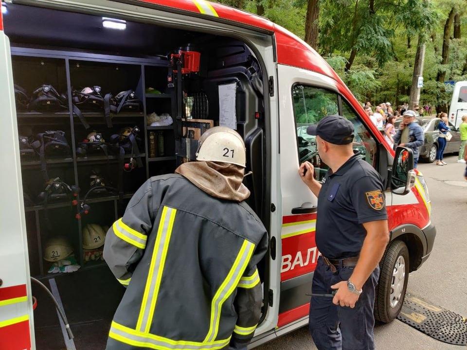 Горіли господарчі споруди та будинки, є постраждалий: внаслідок російських обстрілів на Харківщині сталося дев’ять пожеж