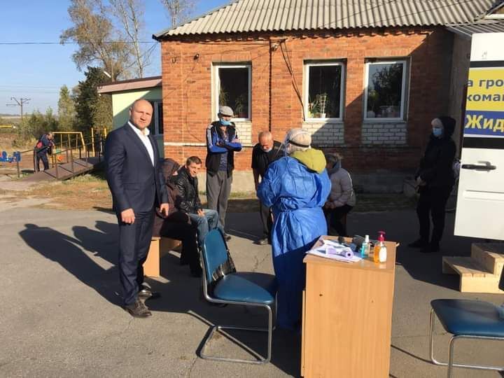 “COVIDна фея”: на Харківщині кандидат від “Слуги народу” “агітує” безкоштовними ІФА-тестами