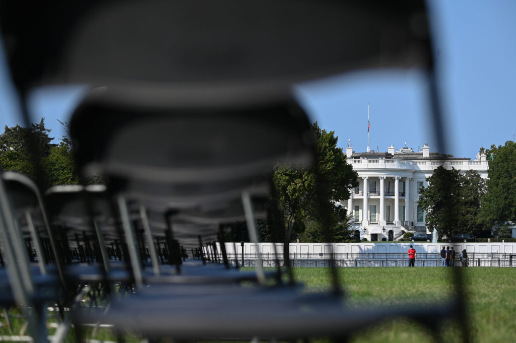 В США біля Білого дому встановили 20 тисяч стільців в пам’ять про загиблих від COVID-19: фото