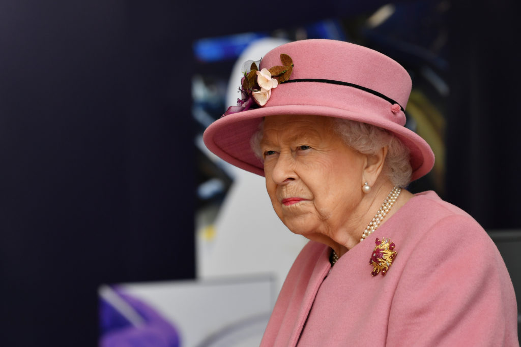 Вийшла вперше за довгий час: королева Єлизавета II відвідала центр, що займається секретними дослідженнями