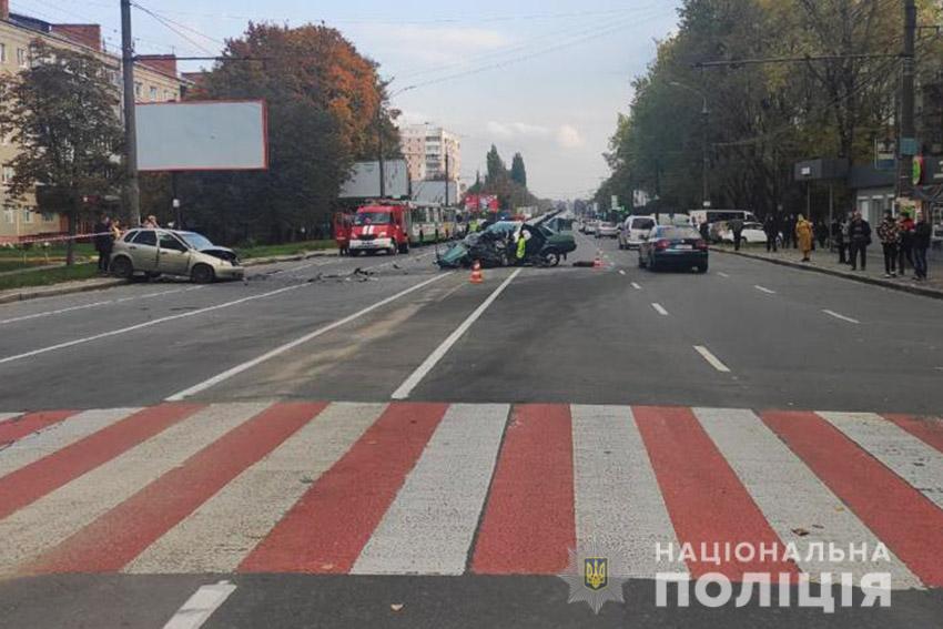 У Хмельницькому зіткнулися три автомобілі, один з водіїв втік з місця ДТП