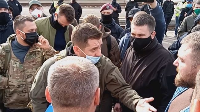 Поїздка “слуг” на Донбас: військова форма – це не карнавальний одяг та не шкіряні штанці учасника КВК