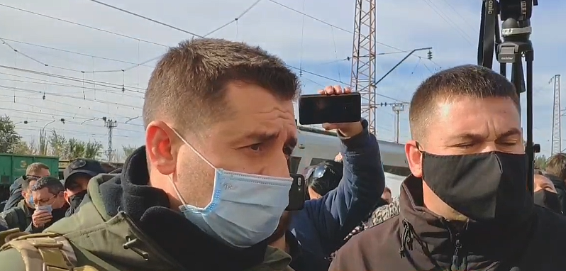 “Слуги” масово “відкосили”: на Донбас поїхало від 60 до 100 нардепів