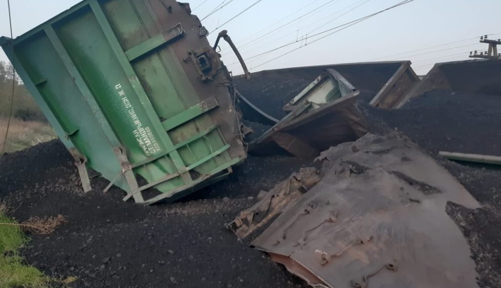 У Кривому Розі зійшли з рейок 14 вагонів вантажного потягу