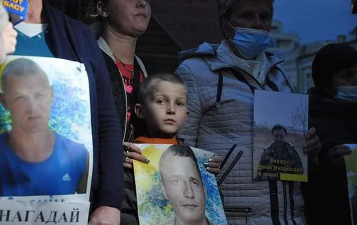 “Нагадай про кожного”: під Офісом президента пройшла акція родичів полонених і зниклих безвісти