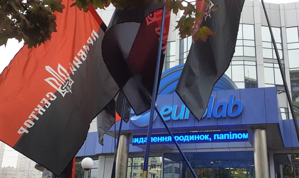 У Києві пройшла акція проти Пальчевського: кандидату в мери принесли “погони офіцера ФСБ”
