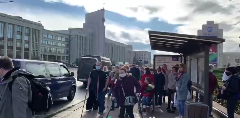 З квітами і плакатами: У Білорусі на марш проти Лукашенка вийшли люди з інвалідністю, почались затримання