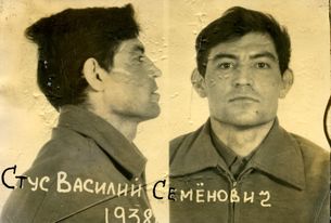 Суд заборонив розповсюджувати в Україні книгу про роль Медведчука у справі Василя Стуса. З автора стягнуть штраф