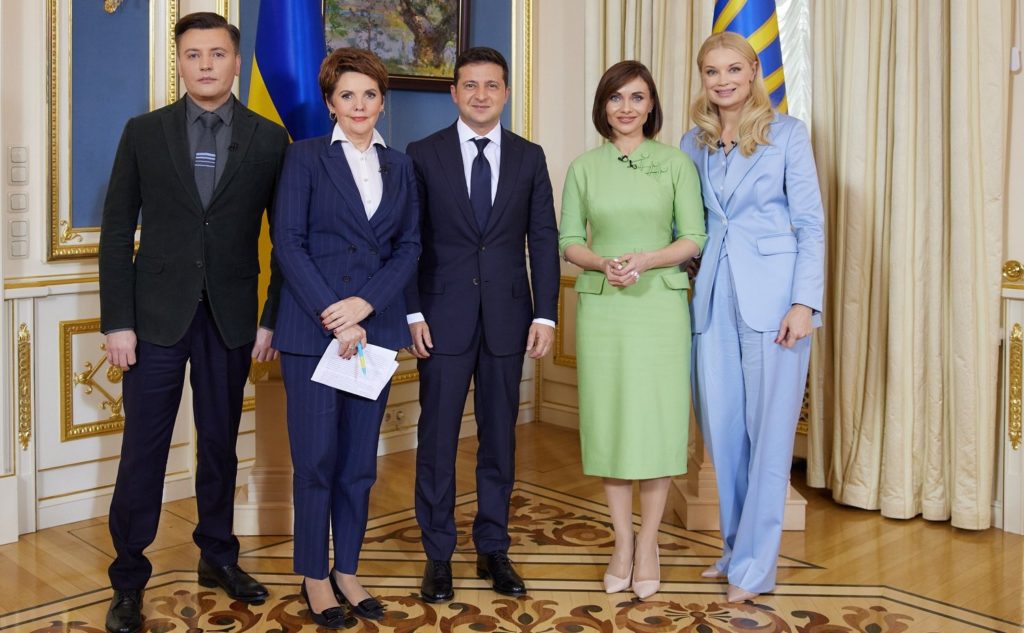 Порушив соціальну дистанцію: під час інтерв’ю українським ЗМІ Зеленський не дотримувався правил карантину