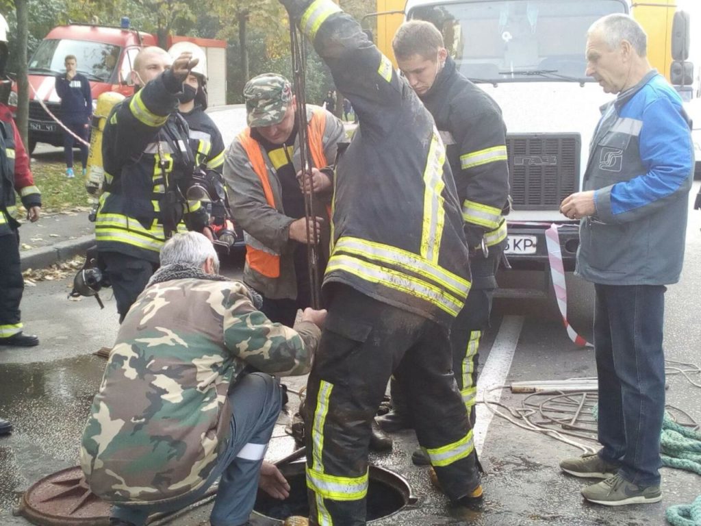 У Києві чотирьох працівників водоканалу змило водою у колектор: один чоловік у важкому стані