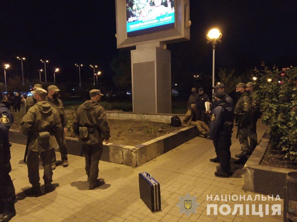 У центрі Запоріжжя п’яний чоловік підстрелив молоду дівчину