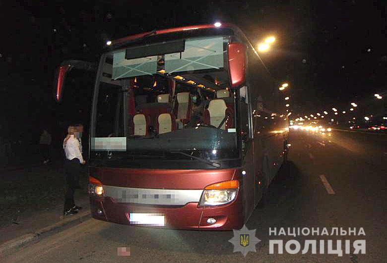 У Києві чоловік поранив пасажирів автобуса ножем: фото і подробиці