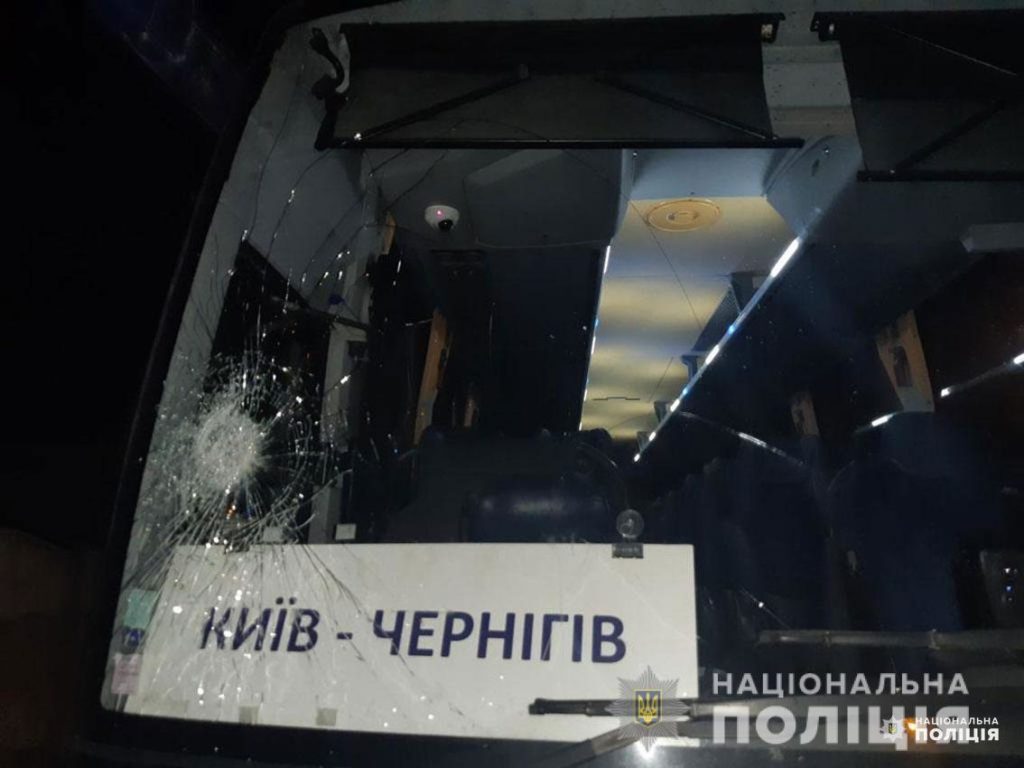 У Чернігові невідомі напали на пасажирський автобус: фото
