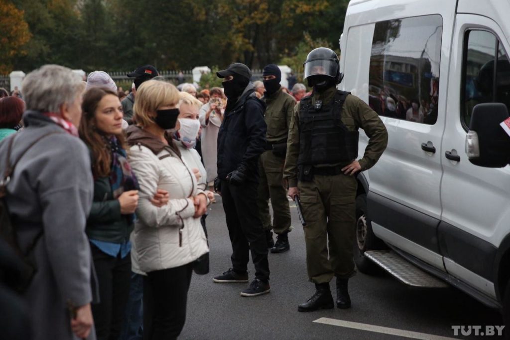 «Марш пенсионеров» в Минске — силовики применили против пожилых людей слезоточивый газ и гранаты фото и видео