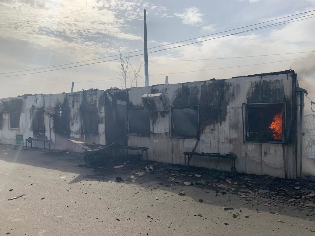 Пожежа на Луганщині: вогонь знищив частину об’єктів КПВВ “Станиця Луганська”